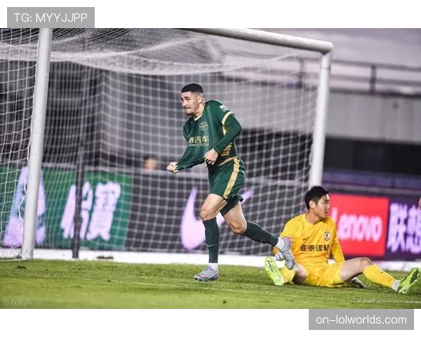 长春亚泰西普里安破门庆祝 毛里西奥代理主帅指挥比赛