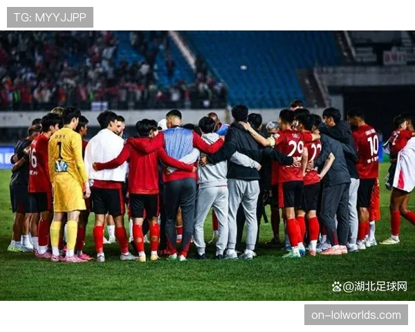 长春亚泰降级夜，球迷标语致敬球队拼搏岁月