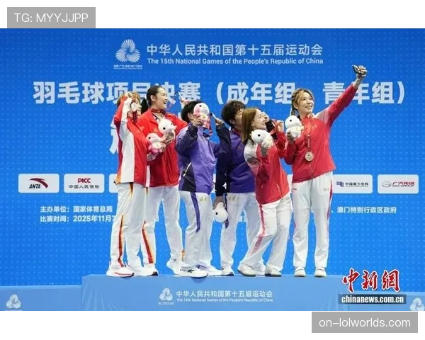 全运会女双颁奖礼黄东萍虚弱扶墙，仍坚持与队友合影