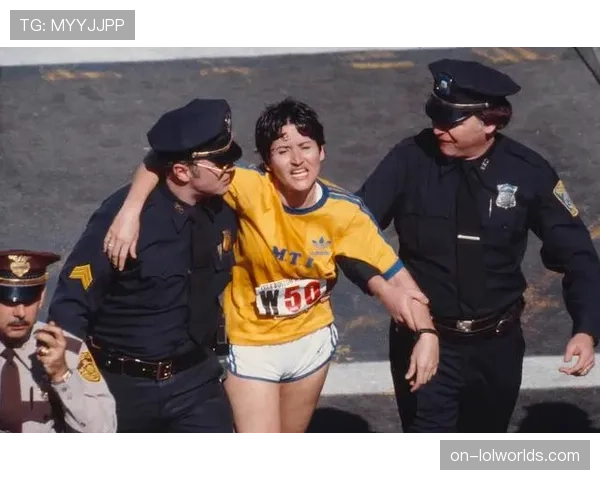 波士顿马拉松现场:50岁老兵跑者携阵亡战友照片完成比赛 波士顿马拉松现场:50岁老兵跑者携阵亡战友照片完成比赛