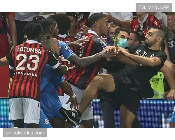 里昂对阵兰斯比赛因球迷冲入场内短暂中断